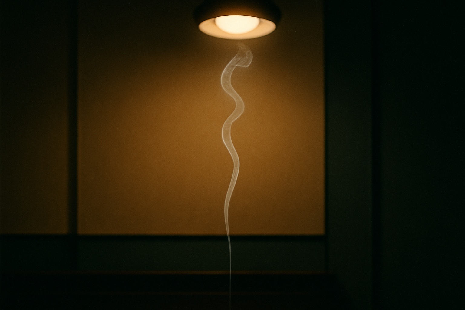 Humo de incienso ascendiendo en silencio